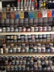 Pots de peinture de l'artiste en son atelier