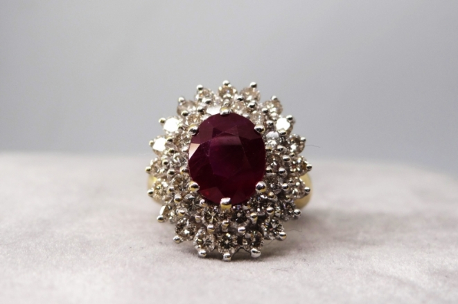 Rubis serti de diamants