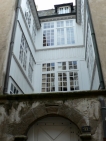 St-Malo - Petite cour à façades de bois et de verre